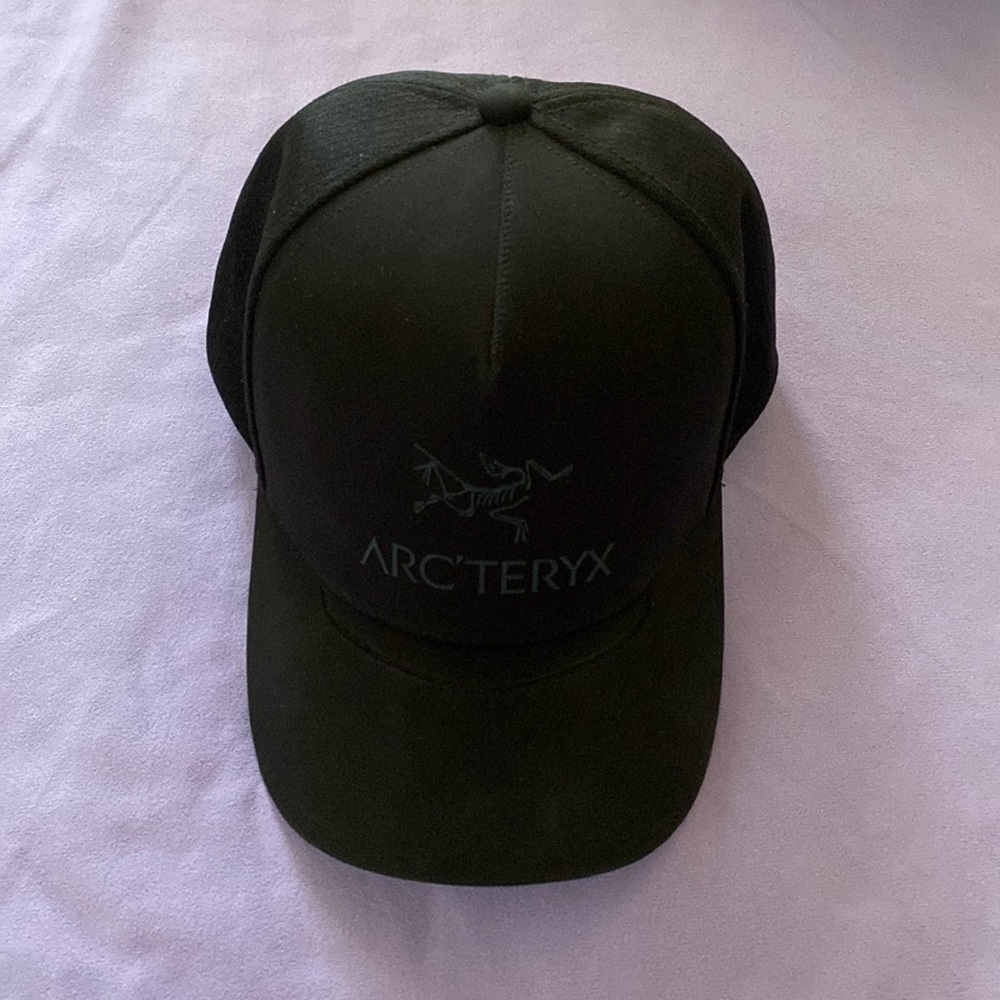 Arc’teryx trucker hat.
